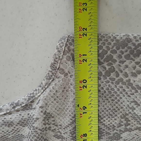 💥3for$12💥 Grey & Silver Snakeskin Print Sleeveless Top size 0X (14W) - Picture 4 of 5